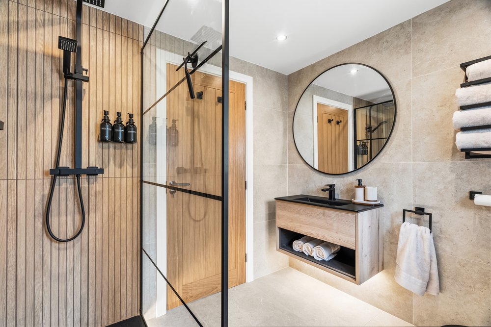 Contemporary shower room